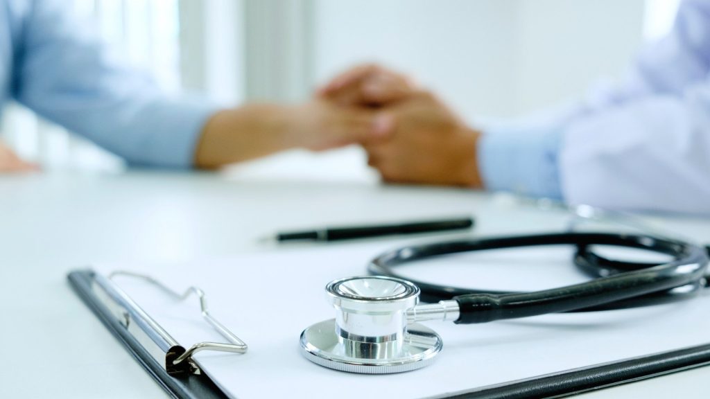 Person speaking to a doctor about how to recognize fentanyl overdose symptoms