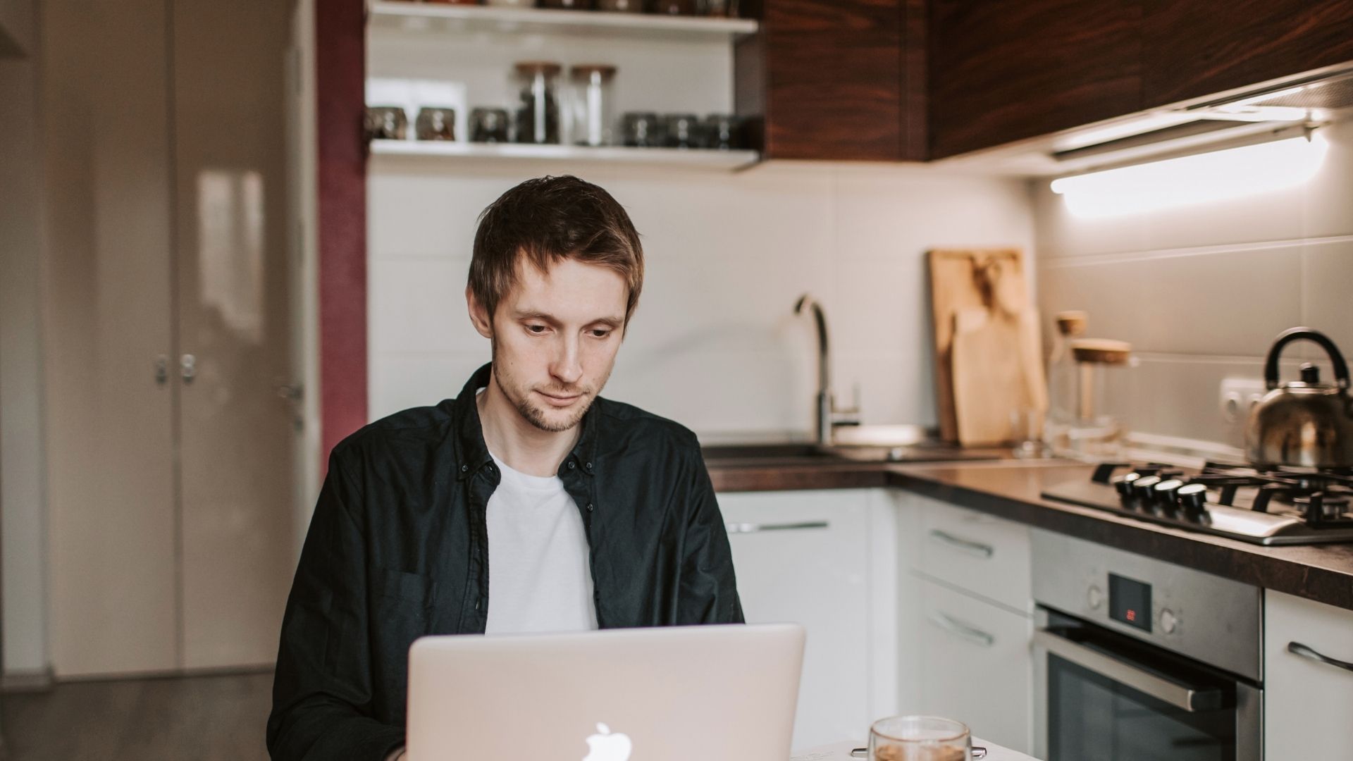 signs of alcoholism start gradually, making them difficult to notice until addiction has already taken hold